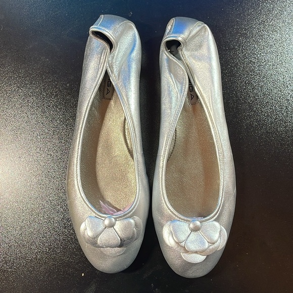 Via Spiga Leather Flats with Flower Detailing Bright Gold OR Sparkling Silver - Picture 3 of 16